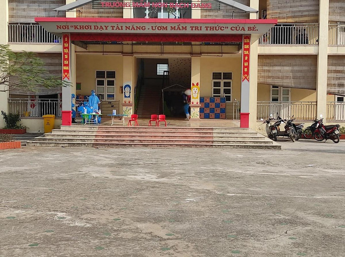 Trường mầm non Bạch Đằng đã được thiết lập làm cơ sở cách ly tập trung 119 trường hợp F1, trong đó có 75 F1 là bạn học của cháu bé học lớp 4 tuổi, 10 giáo viên của trường mầm non. 75 người là phụ huynh học sinh cũng vào trong khu cách ly để chăm sóc các cháu. Ảnh: Phong Tran Trường mầm non Bạch Đằng đã được thiết lập làm cơ sở cách ly tập trung 119 trường hợp F1, trong đó có 75 F1 là bạn học của cháu bé học lớp 4 tuổi, 10 giáo viên của trường mầm non. 75 người là phụ huynh học sinh cũng vào trong khu cách ly để chăm sóc các cháu. Ảnh: Phong Tran