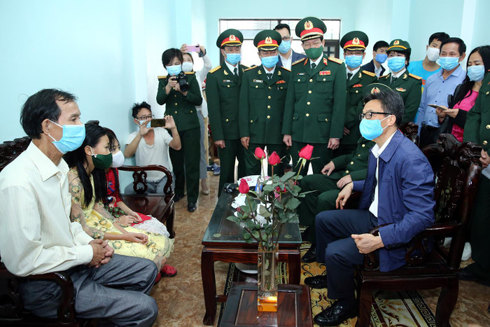 Phó Thủ tướng Vũ Đức Đam thăm, chúc Tết gia đình anh chị Trần Minh Chính, Nguyễn Thị Bích Phương đang cách ly, hai con gái đón Tết cùng ông nội. Ảnh: VGP/Đình Nam Phó Thủ tướng Vũ Đức Đam thăm, chúc Tết gia đình anh chị Trần Minh Chính, Nguyễn Thị Bích Phương đang cách ly, hai con gái đón Tết cùng ông nội. Ảnh: VGP/Đình Nam