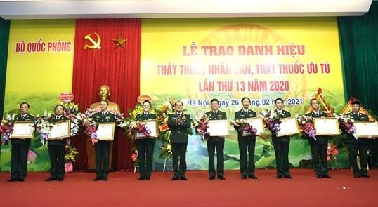 Lãnh đạo Bộ Quốc phòng trao bằng chứng nhận danh hiệu Thầy thuốc Nhân dân, Thầy thuốc Ưu tú cho các bác sĩ quân y. (Ảnh: VGP) Lãnh đạo Bộ Quốc phòng trao bằng chứng nhận danh hiệu Thầy thuốc Nhân dân, Thầy thuốc Ưu tú cho các bác sĩ quân y. (Ảnh: VGP)