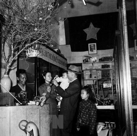 Mua đồ chơi cho bé nhân dịp Tết Nguyên đán. (Ảnh: TTXVN) Mua đồ chơi cho bé nhân dịp Tết Nguyên đán. (Ảnh: TTXVN)