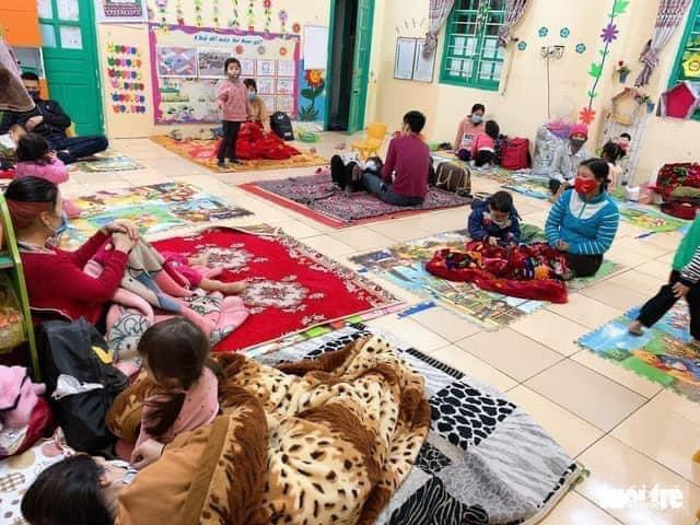 Phòng học trở thành phòng ngủ cho những người cách li. Ảnh: Phụ huynh cung cấp Phòng học trở thành phòng ngủ cho những người cách li. Ảnh: Phụ huynh cung cấp