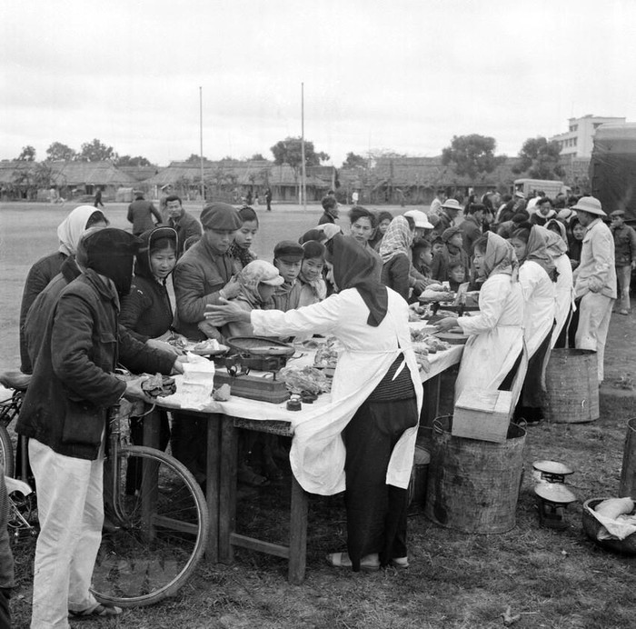 Tổ lưu động bán thịt lợn của Công ty thực phẩm Hà Nội tại khu Lương Yên phục vụ người dân mua sắm Tết Canh Tý 1960. (Ảnh: Lâm Hồng/TTXVN) Tổ lưu động bán thịt lợn của Công ty thực phẩm Hà Nội tại khu Lương Yên phục vụ người dân mua sắm Tết Canh Tý 1960. (Ảnh: Lâm Hồng/TTXVN)