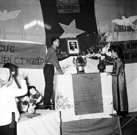 Trang hoàng bàn thờ Tổ quốc cho thật đẹp và trang nghiêm để đón Tết. (Ảnh: TTXVN) Trang hoàng bàn thờ Tổ quốc cho thật đẹp và trang nghiêm để đón Tết. (Ảnh: TTXVN)