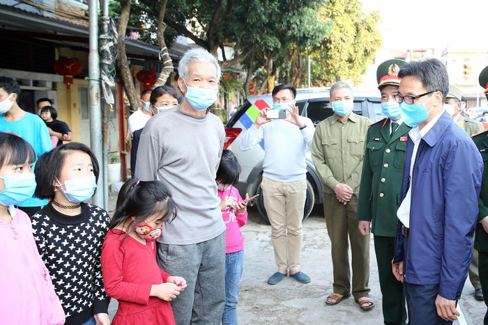 Phó Thủ tướng Vũ Đức Đam trò chuyện, động viên bà con khu dân cư Nhà máy Z153. Ảnh: VGP/Đình Nam Phó Thủ tướng Vũ Đức Đam trò chuyện, động viên bà con khu dân cư Nhà máy Z153. Ảnh: VGP/Đình Nam