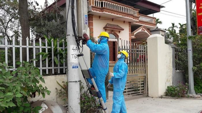 Công nhân điện lực sửa chữa điện cho khách hàng trong khu vực tâm dịch. Công nhân điện lực sửa chữa điện cho khách hàng trong khu vực tâm dịch.