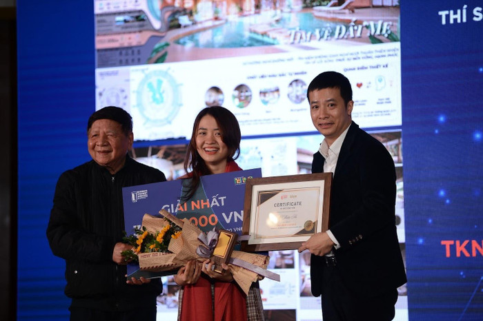 Phó Giáo sư, Tiến sĩ Trần Xuân Nhĩ - Phó Chủ tịch Hiệp hội Các trường đại học, cao đẳng Việt Nam và đại diện Ban Tổ chức trao giải nhất cho Lê Thiên An - sinh viên Trường Đại học Kiến trúc Thành phố Hồ Chí Minh với công trình “Thiết kế nội thất Resort Hòn Dăm – Phú Quốc”. (Ảnh: CKA)