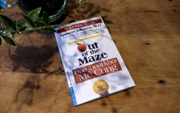 Cuốn sách "Đào thoát khỏi mê cung" của tác giả Spencer Johnson.