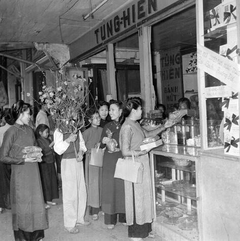 Các cửa hàng đông đúc người dân đi mua sắm hàng Tết. (Ảnh: TTXVN) Các cửa hàng đông đúc người dân đi mua sắm hàng Tết. (Ảnh: TTXVN)