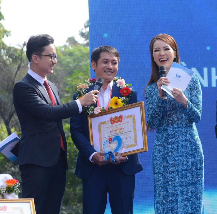 Thầy Nguyễn Trần Vỹ là một trong 10 gương mặt vinh dự nhận Giải thưởng Tình nguyện Quốc gia 2020. (Ảnh: Nhân vật cung cấp). Thầy Nguyễn Trần Vỹ là một trong 10 gương mặt vinh dự nhận Giải thưởng Tình nguyện Quốc gia 2020. (Ảnh: Nhân vật cung cấp).