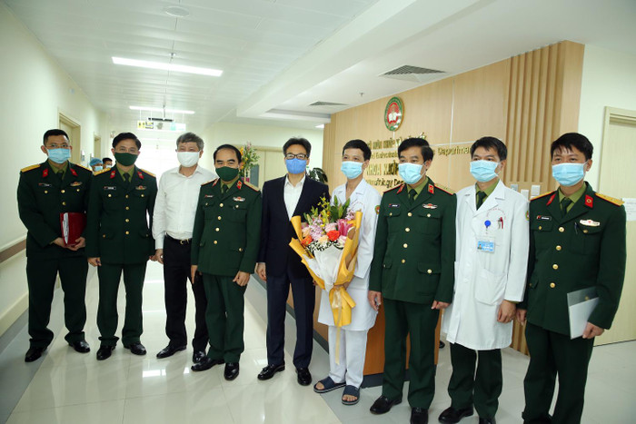 Phó Thủ tướng Vũ Đức Đam tặng hoa và chúc mừng tập thể cán bộ, thầy thuốc Bệnh viện Quân y 103 nhân Ngày Thầy thuốc Việt Nam 27/2. Ảnh: VGP/Đình Nam Phó Thủ tướng Vũ Đức Đam tặng hoa và chúc mừng tập thể cán bộ, thầy thuốc Bệnh viện Quân y 103 nhân Ngày Thầy thuốc Việt Nam 27/2. Ảnh: VGP/Đình Nam