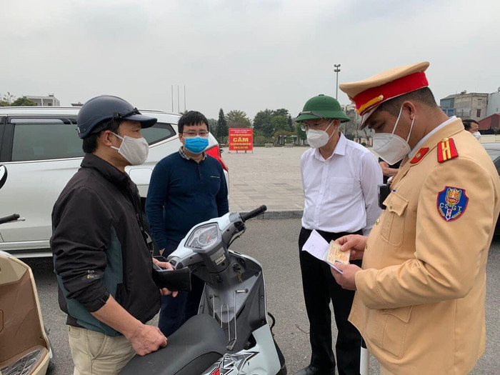 Theo ghi nhận của tổ công tác, nhiều người dân vẫn chưa có ý thức chấp hành quy định. Ảnh: Đình Hùng