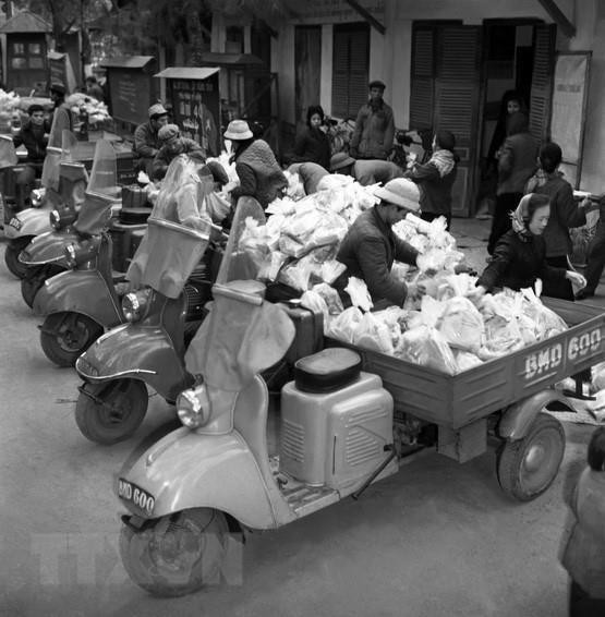 Công ty Bách hóa Bán lẻ Hà Nội tổ chức đóng gói hàng Tết đúng tiêu chuẩn định lượng và điều vận tốt hàng hóa đến bán tại các cửa hàng bách hóa và các quầy hàng tập thể ở cơ quan, xí nghiệp, phục vụ nhân dân trong dịp Tết Canh Tuất 1970. (Ảnh: Trần Phác/TTXVN) Công ty Bách hóa Bán lẻ Hà Nội tổ chức đóng gói hàng Tết đúng tiêu chuẩn định lượng và điều vận tốt hàng hóa đến bán tại các cửa hàng bách hóa và các quầy hàng tập thể ở cơ quan, xí nghiệp, phục vụ nhân dân trong dịp Tết Canh Tuất 1970. (Ảnh: Trần Phác/TTXVN)