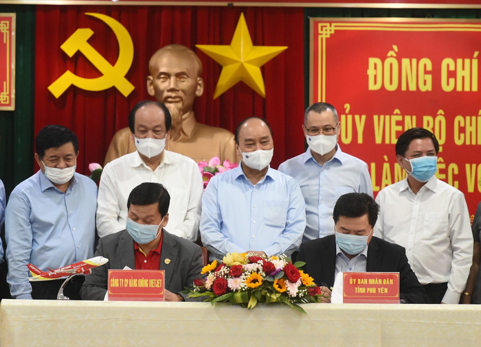 Giám đốc Điều hành Việtt - ông Đinh Việt Phương ký biên bản ghi nhớ cùng đại diện Uỷ ban nhân dân tỉnh Phú Yên.