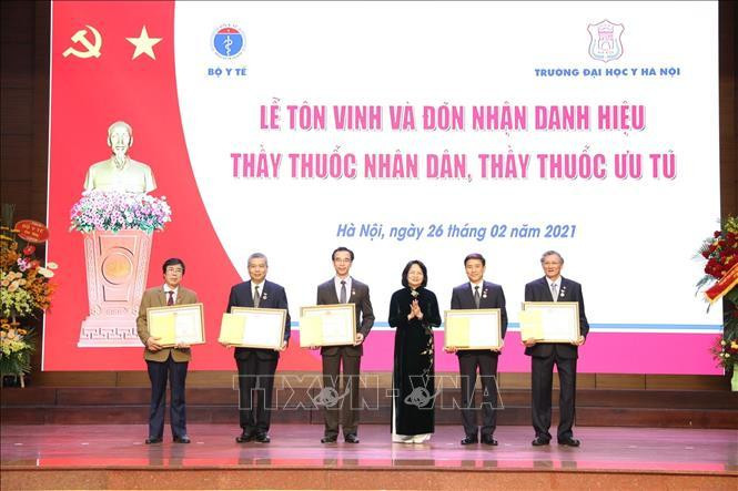 Phó Chủ tịch nước Đặng Thị Ngọc Thịnh trao Danh hiệu Thầy thuốc nhân dân cho 5 cá nhân thuộc Đại học Y Hà Nội. Ảnh: Minh Quyết/TTXVN Phó Chủ tịch nước Đặng Thị Ngọc Thịnh trao Danh hiệu Thầy thuốc nhân dân cho 5 cá nhân thuộc Đại học Y Hà Nội. Ảnh: Minh Quyết/TTXVN