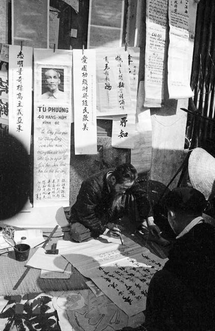 Viết câu đối, thơ và khẩu hiệu trong dịp Tết Nguyên đán là một nét văn hoá của người Hà Nội. (Ảnh: TTXVN) Viết câu đối, thơ và khẩu hiệu trong dịp Tết Nguyên đán là một nét văn hoá của người Hà Nội. (Ảnh: TTXVN)