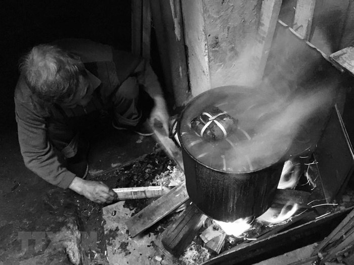 Cho dù Tết có như thế nào đi nữa thì việc thức đêm canh nồi bánh chưng trong tiết trời se lạnh vẫn luôn là điều vô cùng tuyệt vời, đong đầy cảm xúc với mỗi người khi Tết đến Xuân về. (Ảnh: TTXVN) Cho dù Tết có như thế nào đi nữa thì việc thức đêm canh nồi bánh chưng trong tiết trời se lạnh vẫn luôn là điều vô cùng tuyệt vời, đong đầy cảm xúc với mỗi người khi Tết đến Xuân về. (Ảnh: TTXVN)