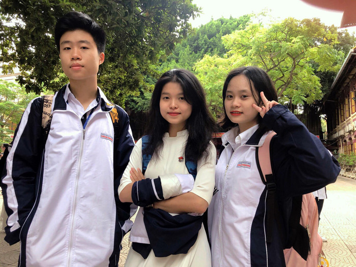 Em Nguyễn Thùy Linh (ở giữa), học sinh lớp 11D3, Trường Trung học phổ thông Trần Phú – Hoàn Kiếm. Ảnh: Nhân vật cung cấp Em Nguyễn Thùy Linh (ở giữa), học sinh lớp 11D3, Trường Trung học phổ thông Trần Phú – Hoàn Kiếm. Ảnh: Nhân vật cung cấp
