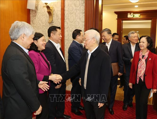 Tổng Bí thư, Chủ tịch nước Nguyễn Phú Trọng và các đồng chí trong Bộ Chính trị, Ban Bí thư đến dự phiên họp. Ảnh: Trí Dũng/TTXVN Tổng Bí thư, Chủ tịch nước Nguyễn Phú Trọng và các đồng chí trong Bộ Chính trị, Ban Bí thư đến dự phiên họp. Ảnh: Trí Dũng/TTXVN