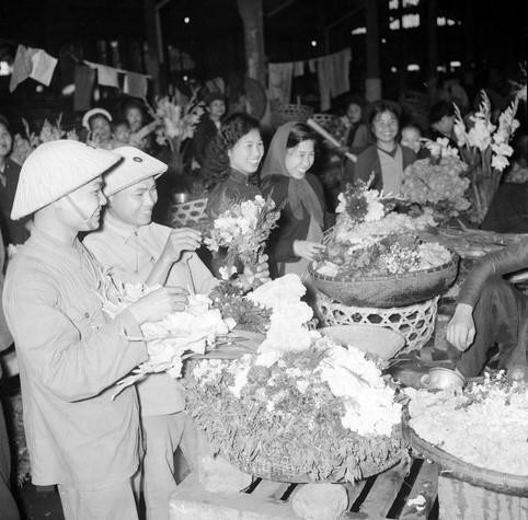 Bộ đội và nhân dân đi mua sắm hàng Tết. (Ảnh: TTXVN) Bộ đội và nhân dân đi mua sắm hàng Tết. (Ảnh: TTXVN)