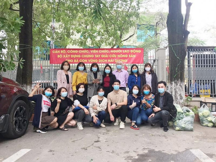 Sau hơn 2 tiếng, gần 7 tấn hàng rau củ quả đã được "giải cứu".