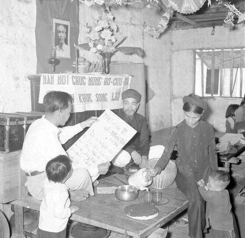 Sáng mùng một Tết, cả gia đình ngồi trước bàn thờ Tổ quốc nghe đọc thư chúc Tết của Chủ tịch Hồ Chí Minh. (Ảnh: TTXVN) Sáng mùng một Tết, cả gia đình ngồi trước bàn thờ Tổ quốc nghe đọc thư chúc Tết của Chủ tịch Hồ Chí Minh. (Ảnh: TTXVN)