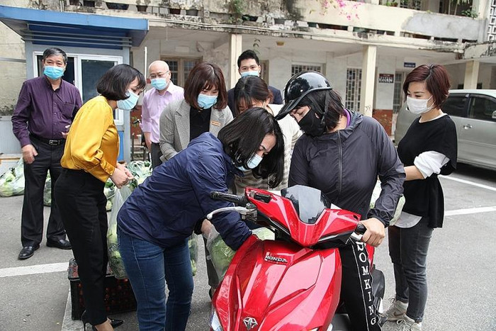 Đợt “giải cứu” lần này đã tiêu thụ được khoảng 2.035 cái bắp cải, 3.809 củ su hào, cà chua 600kg.