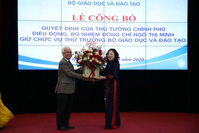 Phó giáo sư Phan Thanh Bình - Ủy viên Trung ương Đảng, Chủ nhiệm Ủy ban Văn hóa, Giáo dục, Thanh niên, Thiếu niên và Nhi đồng của Quốc hội tặng hoa chúc mừng Thứ trưởng Ngô Thị Minh. Ảnh: Thế Đại. Phó giáo sư Phan Thanh Bình - Ủy viên Trung ương Đảng, Chủ nhiệm Ủy ban Văn hóa, Giáo dục, Thanh niên, Thiếu niên và Nhi đồng của Quốc hội tặng hoa chúc mừng Thứ trưởng Ngô Thị Minh. Ảnh: Thế Đại.