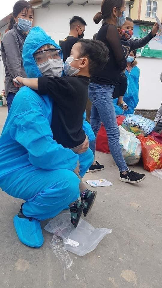 Nhiều gia đình đã chấp hành quy định vào khu cách ly tập trung để tiện chăm sóc con và cũng là để đảm bảo an toàn cho cộng đồng. Ảnh: Phong Tran Nhiều gia đình đã chấp hành quy định vào khu cách ly tập trung để tiện chăm sóc con và cũng là để đảm bảo an toàn cho cộng đồng. Ảnh: Phong Tran