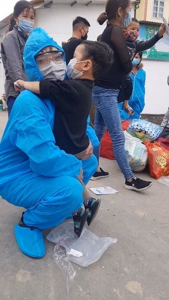 Nhiều gia đình đã chấp hành quy định vào khu cách ly tập trung để tiện chăm sóc con và cũng là để đảm bảo an toàn cho cộng đồng. Ảnh: Phong Tran Nhiều gia đình đã chấp hành quy định vào khu cách ly tập trung để tiện chăm sóc con và cũng là để đảm bảo an toàn cho cộng đồng. Ảnh: Phong Tran