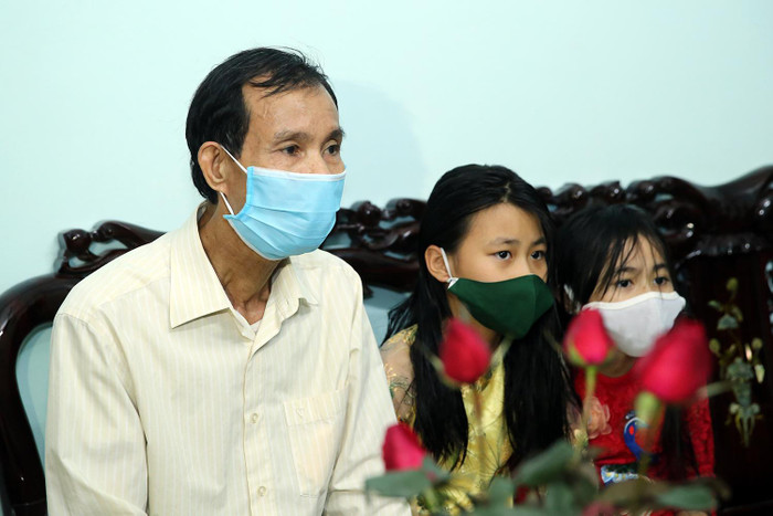 Các bậc ông bà, các cháu nhỏ xúc động khi được Phó Thủ tướng Vũ Đức Đam, đoàn cán bộ quân đội đến thăm, chúc Tết. Ảnh: VGP/Đình Nam Các bậc ông bà, các cháu nhỏ xúc động khi được Phó Thủ tướng Vũ Đức Đam, đoàn cán bộ quân đội đến thăm, chúc Tết. Ảnh: VGP/Đình Nam