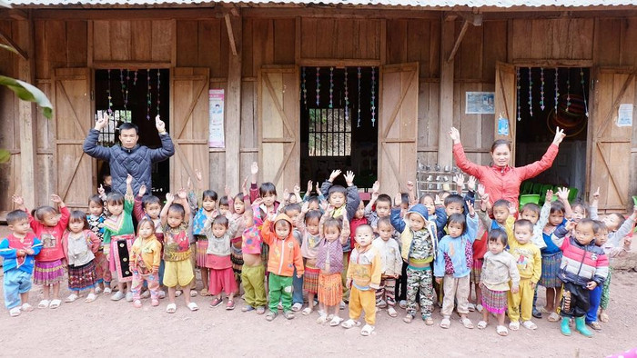 Vợ chồng thầy giáo Đao Văn Thích và cô giáo Chim Thị Mừng cùng các em học sinh điểm trường U Pa Tết. (Ảnh: L.C) Vợ chồng thầy giáo Đao Văn Thích và cô giáo Chim Thị Mừng cùng các em học sinh điểm trường U Pa Tết. (Ảnh: L.C)