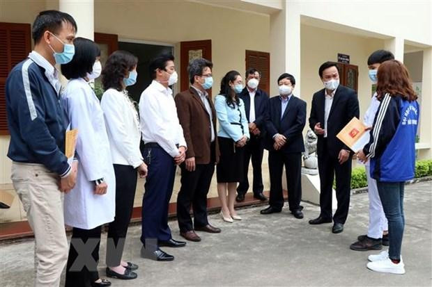 Phó Bí thư Tỉnh ủy Hải Dương - ông Triệu Thế Hùng (thứ 3, từ phải sang) thăm hỏi, động viên, chúc mừng các thầy thuốc, nhân viên y tế và sinh viên các trường y, dược đang trực tiếp trên tuyến đầu chống dịch COVID-19 tại Hải Dương. (Ảnh: Mạnh Tú/TTXVN) Phó Bí thư Tỉnh ủy Hải Dương - ông Triệu Thế Hùng (thứ 3, từ phải sang) thăm hỏi, động viên, chúc mừng các thầy thuốc, nhân viên y tế và sinh viên các trường y, dược đang trực tiếp trên tuyến đầu chống dịch COVID-19 tại Hải Dương. (Ảnh: Mạnh Tú/TTXVN)