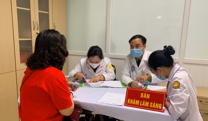 Các tình nguyện viên đến khám sàng lọc tại buổi đầu tiên tiêm thử nghiệm giai đoạn 2 vaccineNano Covax ở Học viện Quân Y. Ảnh: VGP/Hiền Minh