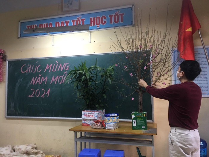 Cành đào, bó phất lộc được anh Nguyễn Duy Long trang trí tại khu cách ly. (Ảnh: Cô giáo Bùi Thị Du cung cấp) Cành đào, bó phất lộc được anh Nguyễn Duy Long trang trí tại khu cách ly. (Ảnh: Cô giáo Bùi Thị Du cung cấp)