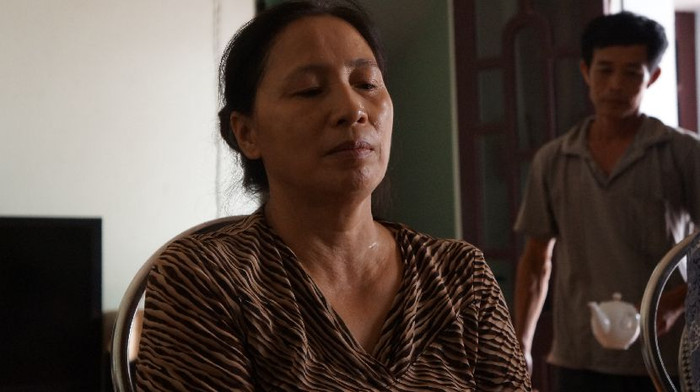 Bà Tế kể lại câu chuyện buồn của người con trai xấu số. Ảnh VIẾT CƯỜNG Bà Tế kể lại câu chuyện buồn của người con trai xấu số. Ảnh VIẾT CƯỜNG