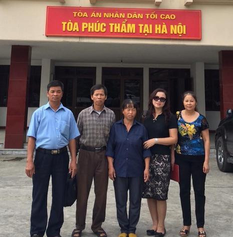 Vợ chồng ông Nguyễn Thanh Chấn cùng người thân tại Tòa phúc thẩm trưa ngày 15/8 Vợ chồng ông Nguyễn Thanh Chấn cùng người thân tại Tòa phúc thẩm trưa ngày 15/8