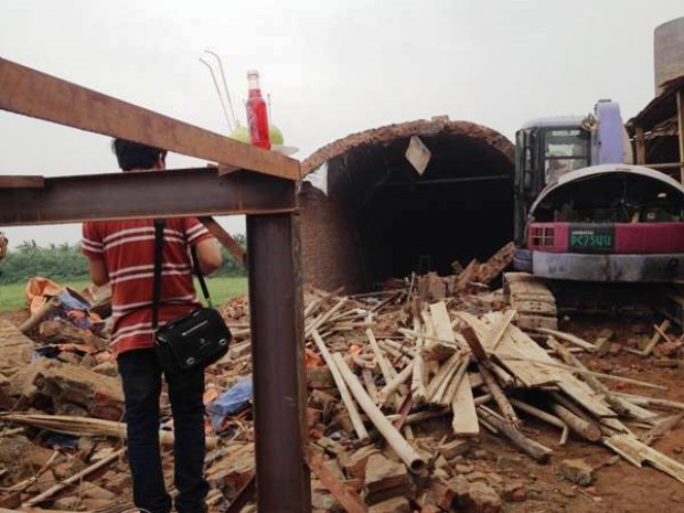 Hiện trường vụ sập lò sấy gạch khiến 2 người tử vong. Ảnh Sơn Bách Hiện trường vụ sập lò sấy gạch khiến 2 người tử vong. Ảnh Sơn Bách