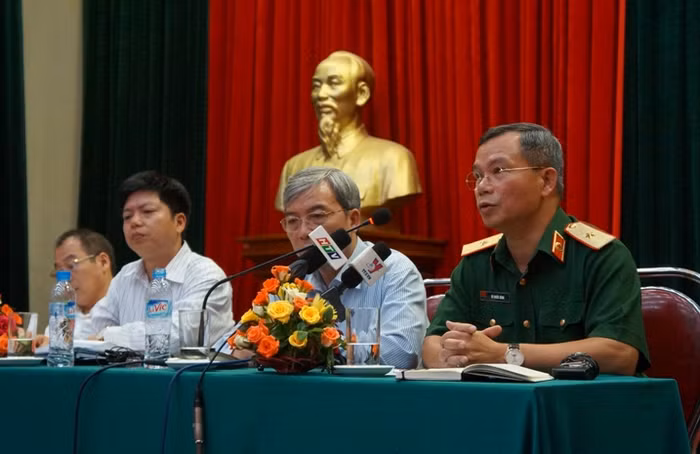 Lãnh đạo Bộ Y tế cùng một số chuyên gia đang giải đáp những thông tin liên quan đến dịch bệnh Ebola. Ảnh VIẾT CƯỜNG