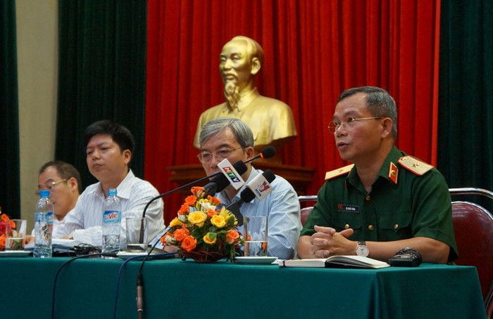 Lãnh đạo Bộ Y tế cùng một số chuyên gia đang giải đáp những thông tin liên quan đến dịch bệnh Ebola. Ảnh VIẾT CƯỜNG