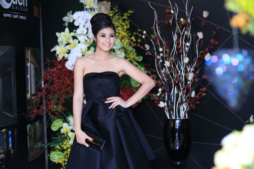 Ngọc Hân khoe vai trần gợi cảm.