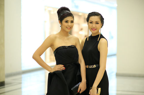 Cả 2 đụng hàng váy đen khi tới sự kiện.