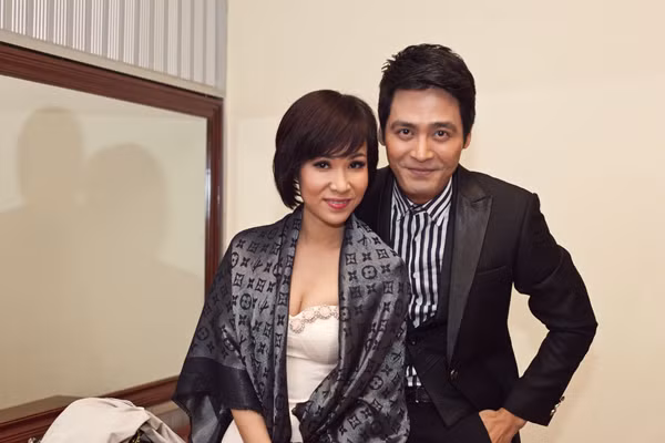 Ở phía hậu trường, Uyên Linh e thẹn nép mình vào MC Phan Anh.