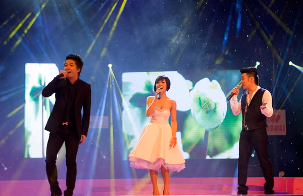 Bộ ba ca sĩ Tuấn Hưng, Uyên Linh và Quang Hà còn ngẫu hứng kết hợp hát "Lắng nghe mùa xuân về" để khép lại chương trình.