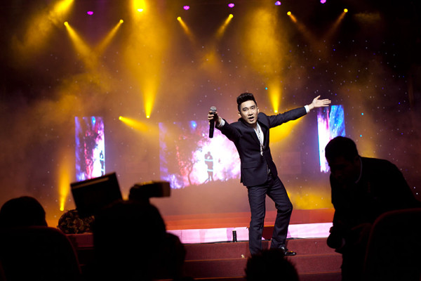 Quang Hà khoe, anh đang hạnh phúc trong tình yêu. Đó là lý do anh chọn những bài hát da diết như "Anh còn yêu em", "Ngỡ", "Nhiều lúc" để chia sẻ cảm xúc với khán giả. Quang Hà khoe, anh đang hạnh phúc trong tình yêu. Đó là lý do anh chọn những bài hát da diết như "Anh còn yêu em", "Ngỡ", "Nhiều lúc" để chia sẻ cảm xúc với khán giả.