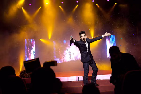 Quang Hà khoe, anh đang hạnh phúc trong tình yêu. Đó là lý do anh chọn những bài hát da diết như "Anh còn yêu em", "Ngỡ", "Nhiều lúc" để chia sẻ cảm xúc với khán giả.