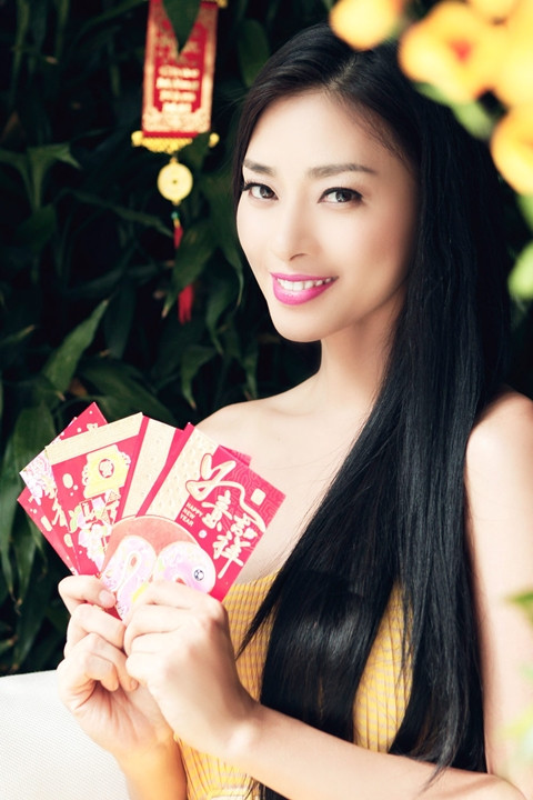 Gác lại những dự án, kế hoạch bộn bề còn dang dở của năm con Rồng, Ngô Thanh Vân chụp một bộ ảnh Tết tặng bạn đọc nhưng một món quà tinh thần tri ân những người đã ủng hộ mình trong suốt một năm qua. Gác lại những dự án, kế hoạch bộn bề còn dang dở của năm con Rồng, Ngô Thanh Vân chụp một bộ ảnh Tết tặng bạn đọc nhưng một món quà tinh thần tri ân những người đã ủng hộ mình trong suốt một năm qua.