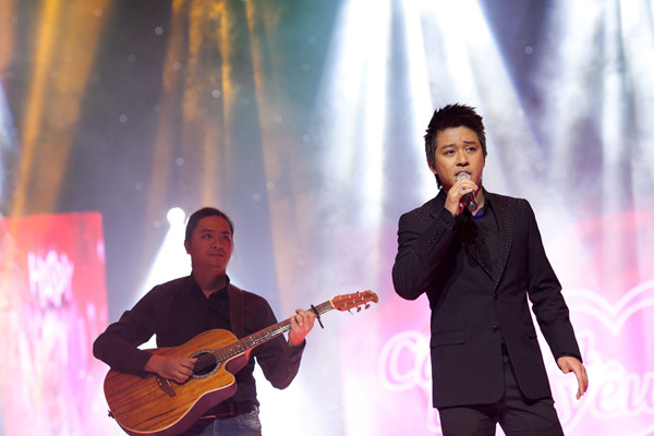 Tuấn Hưng thể hiện các ca khúc mới trong album mới phát hành "Đam mê", "Anh nhớ em" và cả những hit quen thuộc "Dĩ vãng cuộc tình", "Cầu vồng khuyết"... Tuấn Hưng thể hiện các ca khúc mới trong album mới phát hành "Đam mê", "Anh nhớ em" và cả những hit quen thuộc "Dĩ vãng cuộc tình", "Cầu vồng khuyết"...