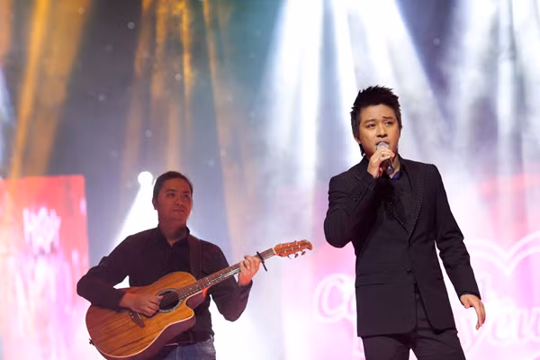 Tuấn Hưng thể hiện các ca khúc mới trong album mới phát hành "Đam mê", "Anh nhớ em" và cả những hit quen thuộc "Dĩ vãng cuộc tình", "Cầu vồng khuyết"...