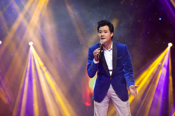 Quang Dũng lại đầy lãng mạn trong tình yêu khi thể hiện "Tình nhớ", "Còn ta với nồng nàn" và "Vì đó là em". Quang Dũng lại đầy lãng mạn trong tình yêu khi thể hiện "Tình nhớ", "Còn ta với nồng nàn" và "Vì đó là em".