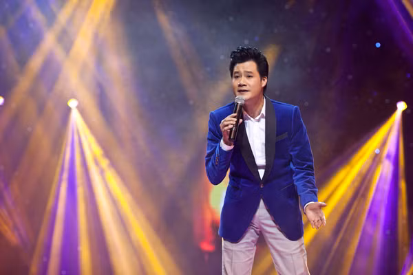 Quang Dũng lại đầy lãng mạn trong tình yêu khi thể hiện "Tình nhớ", "Còn ta với nồng nàn" và "Vì đó là em".